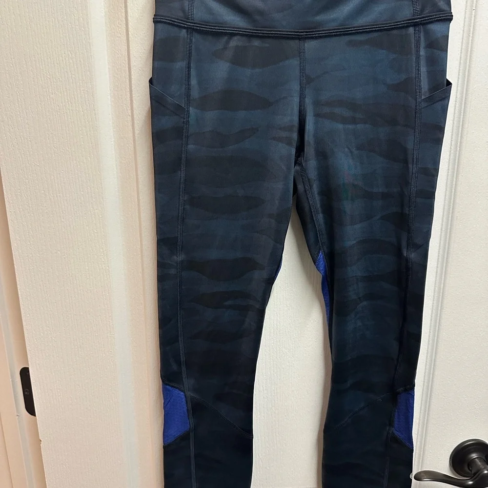 Lululemon woman Black and Blue Camouflage Leggings size 4/ NWOT#590